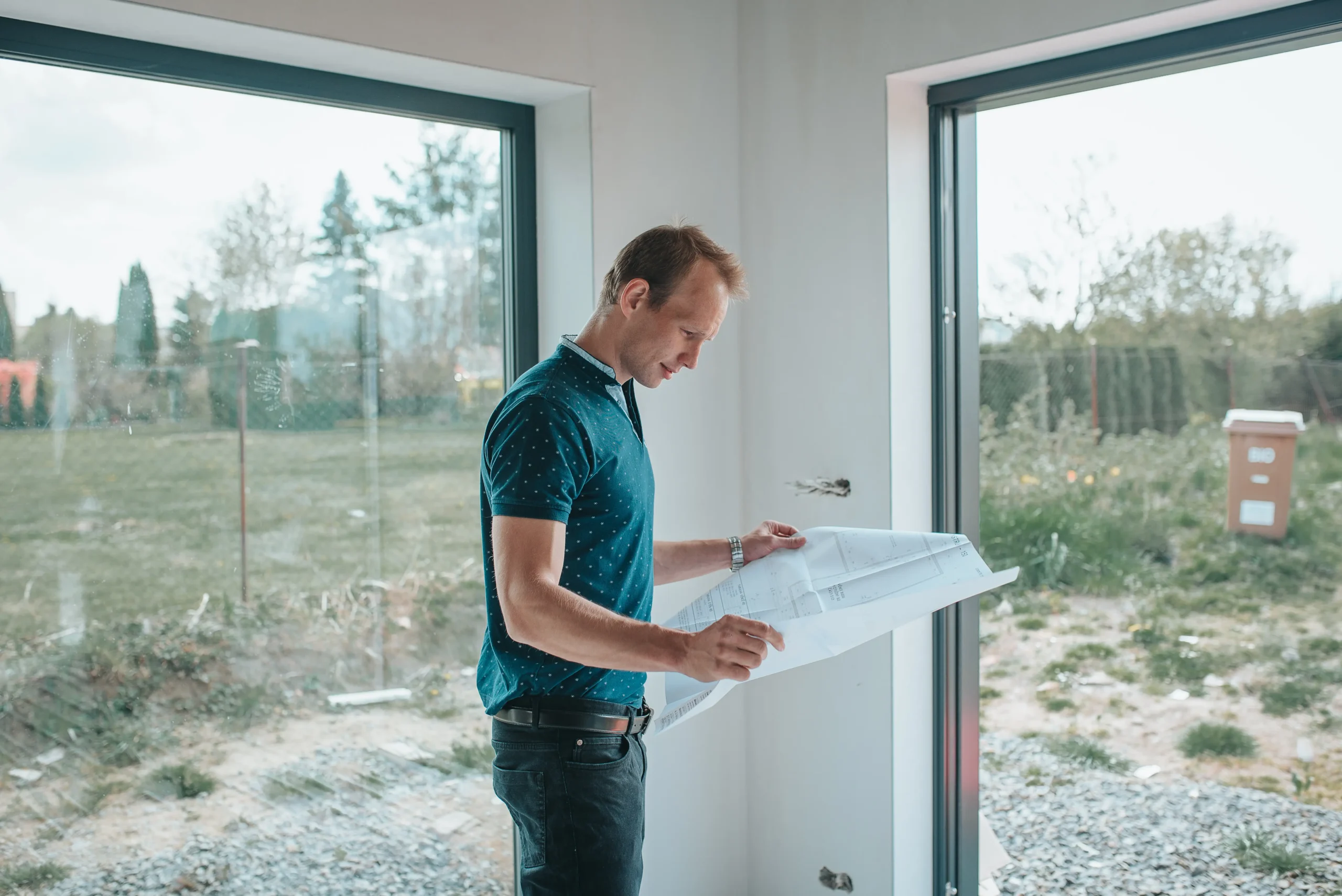 Ing. Jiří Bednář – projektant rodinných domů při kontrole stavební dokumentace v rozestavěném domě