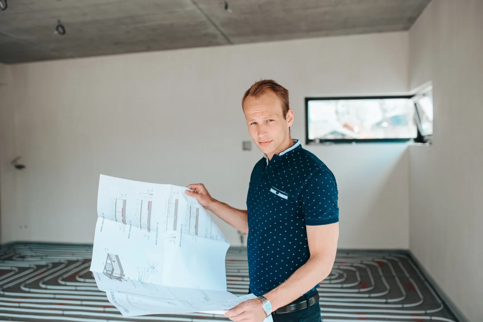 Ing. Jiří Bednář – projektant rodinných domů při kontrole stavebních plánů na stavbě